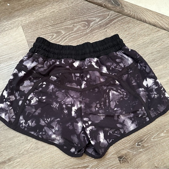 lululemon black and white shorts size 4 - Picture 2 of 3